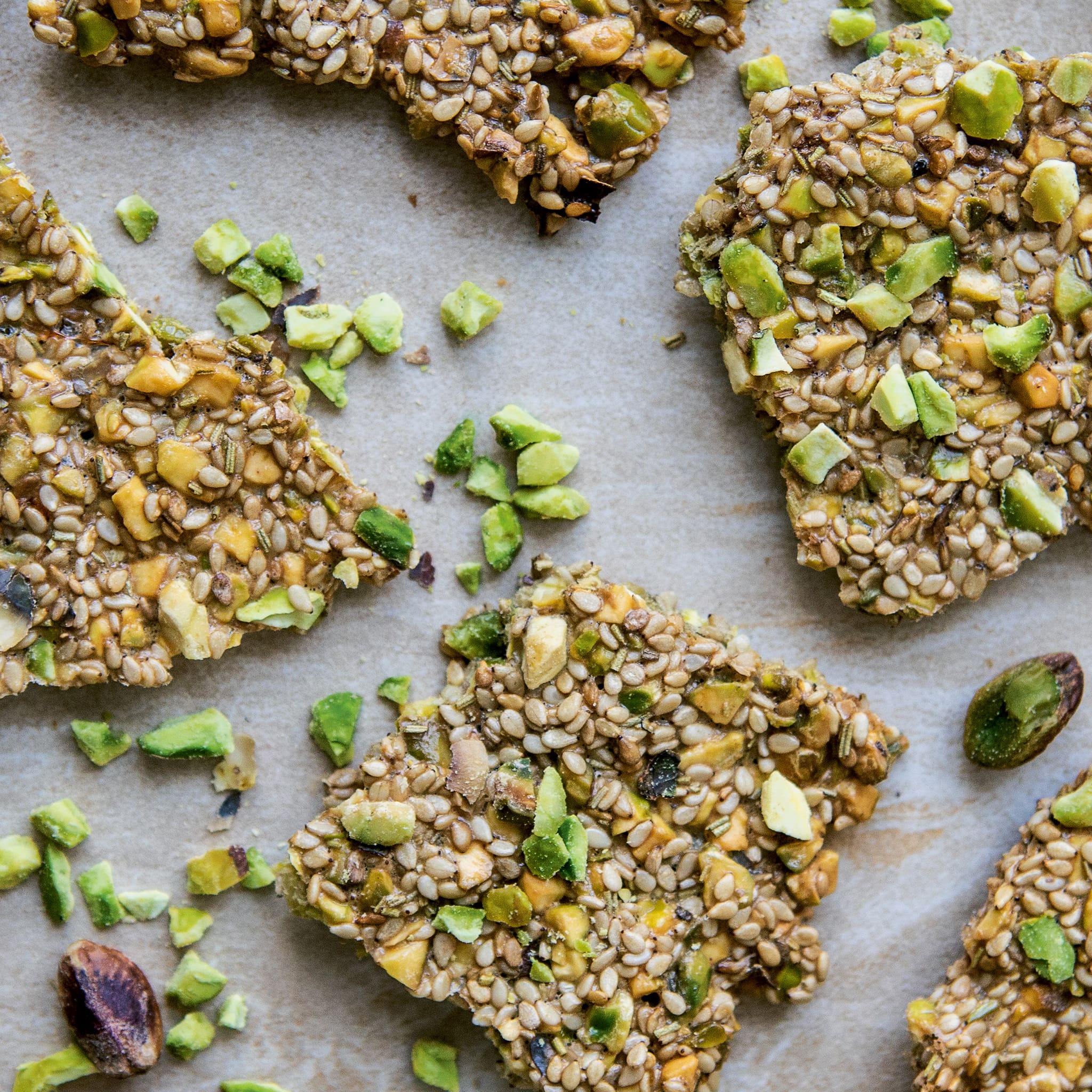 Natürliches Pam Snack-Kochbuch, offene Buchseite mit bunten Snack-Rezepten und Zutaten, im natürlichen Licht fotografiert.