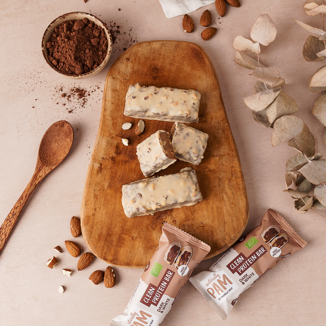 Naturally Pam Clean Protein Riegel Dark & White, energiereicher Snack mit dunkler und weißer Schokolade, für gesunde Ernährung.