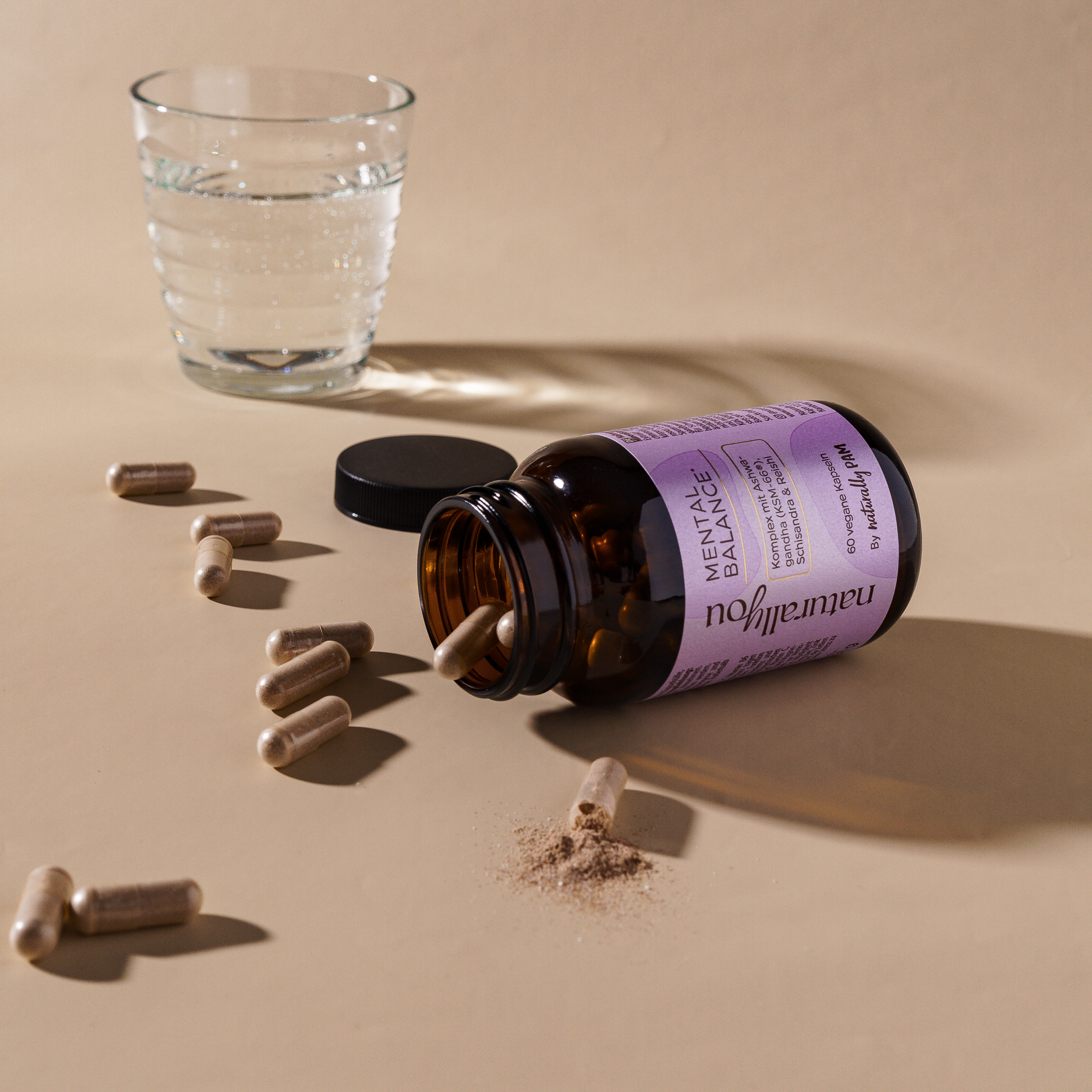 Natürliches Gleichgewicht Nahrungsergänzungsmittel von Naturally Pam, Flasche mit Kapseln auf weißem Hintergrund