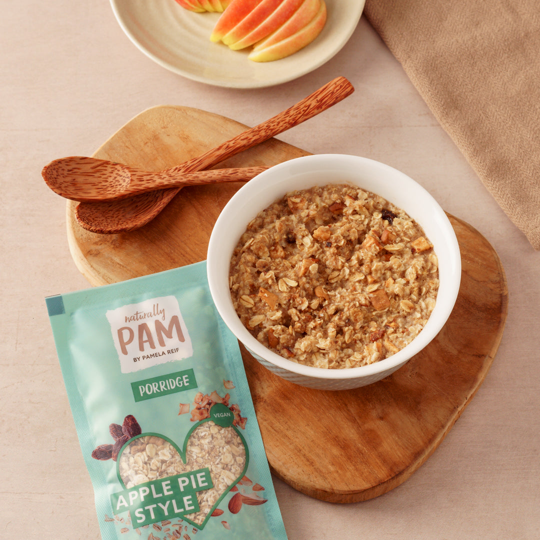 Naturally Pam Apfelkuchen-Porridge in Schüssel, cremig und mit Apfelstücken, für ein gesundes Frühstück.