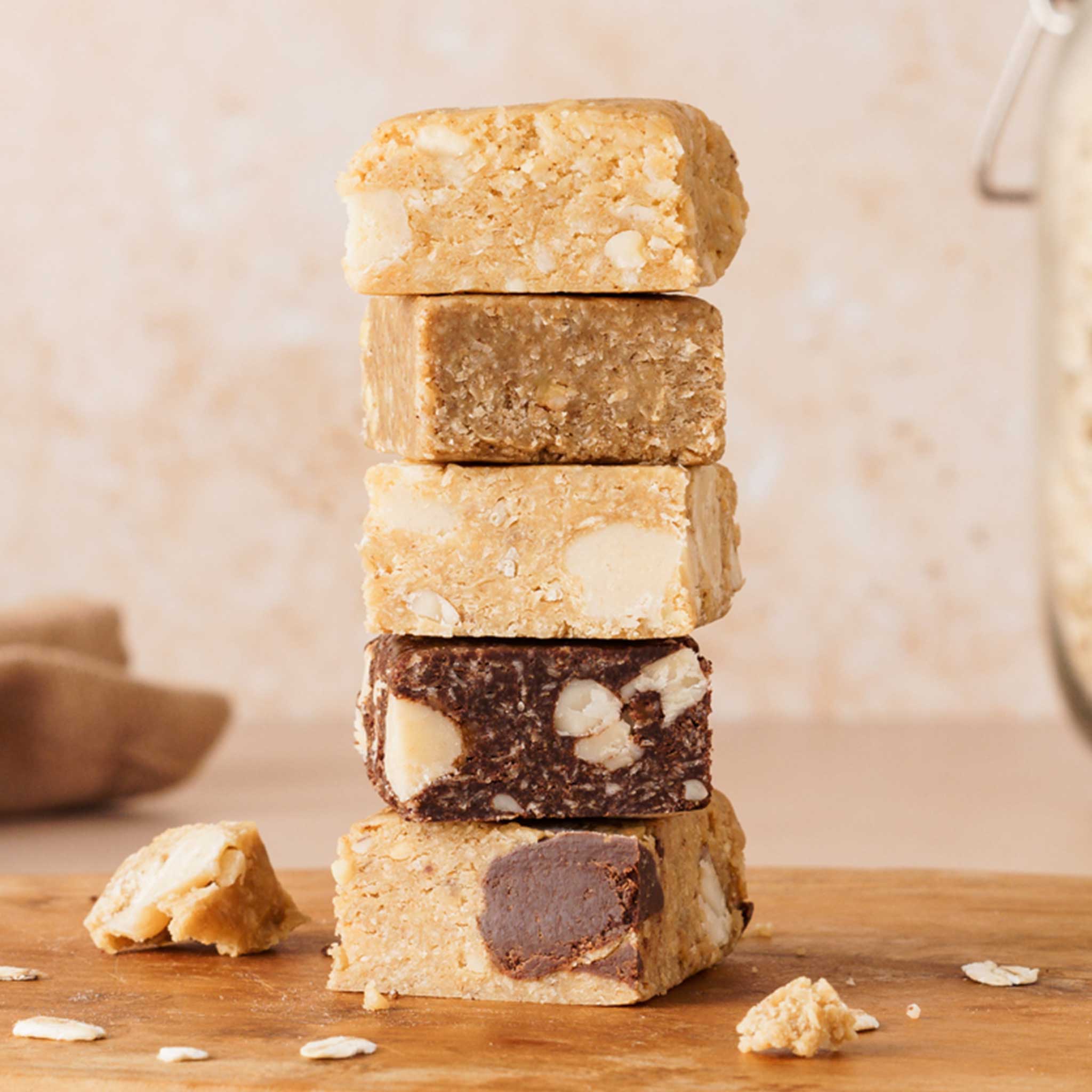 Vollkorn-Haferflockenriegel mit weißer Kokosnuss von Naturally Pam, zeigt den Riegel mit Kokosstücken und Haferflocken.