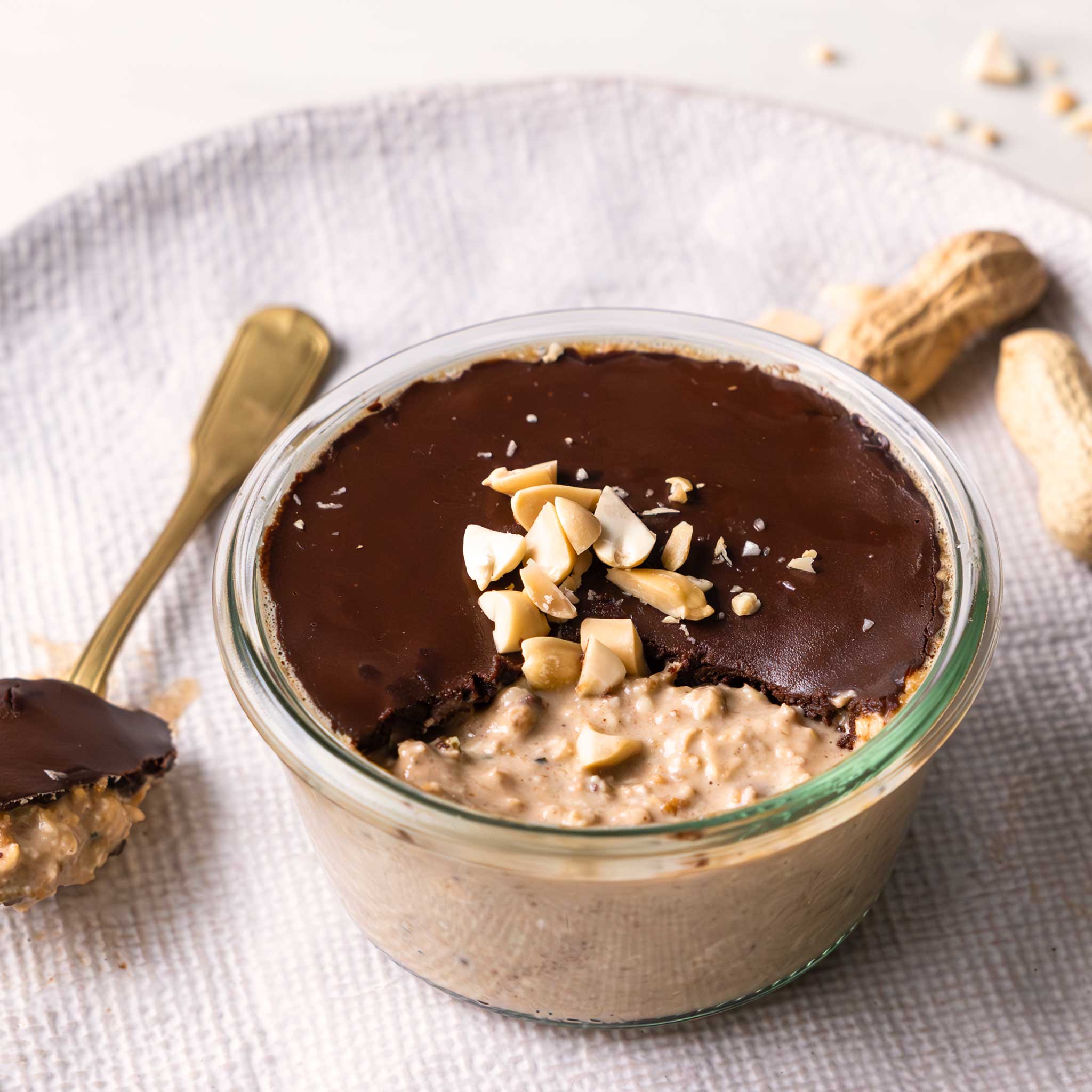 Naturally Pam Peanut Porridge, cremige Erdnuss-Mehrkorn-Haferbrei in einer Schüssel mit frischen Zutaten.