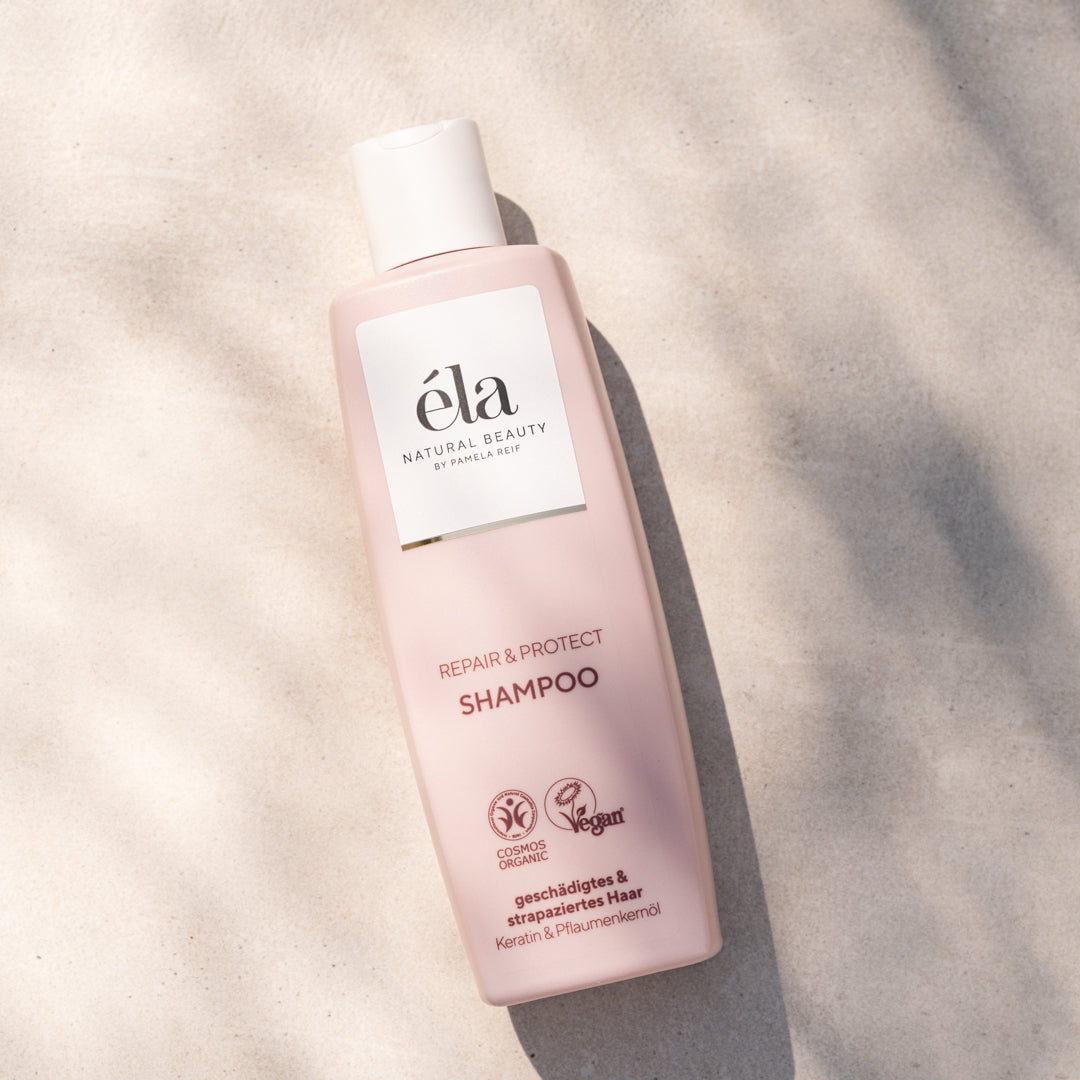 Natürliches éla Natural Beauty Shampoo Repair & Protect von Naturally Pam, Flasche mit Shampoo in grüner Verpackung.