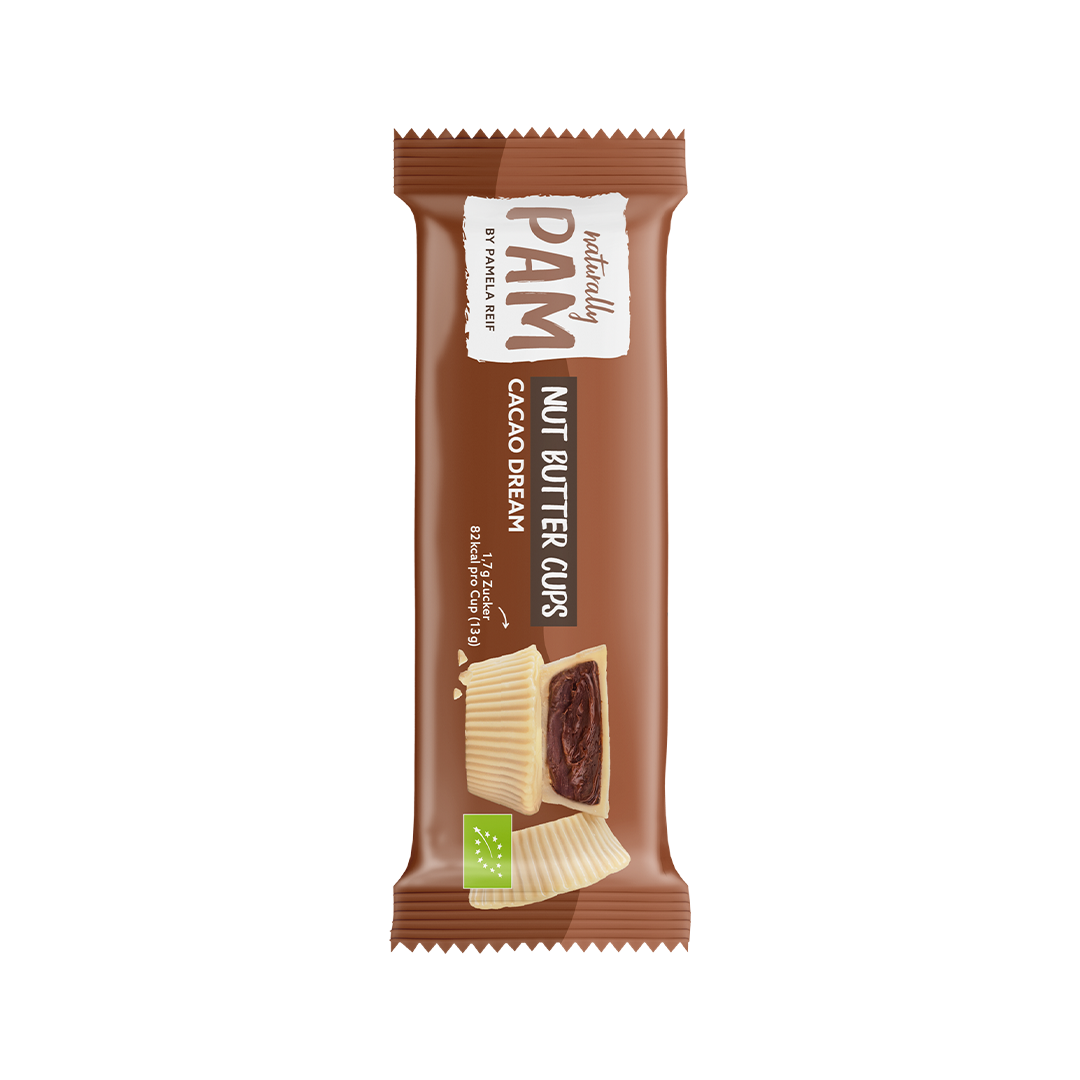 Natürlich Pam Nut Butter Cups Cacao Dream, Schokoriegel mit Nussfüllung und Kakaogeschmack, auf weißem Hintergrund.