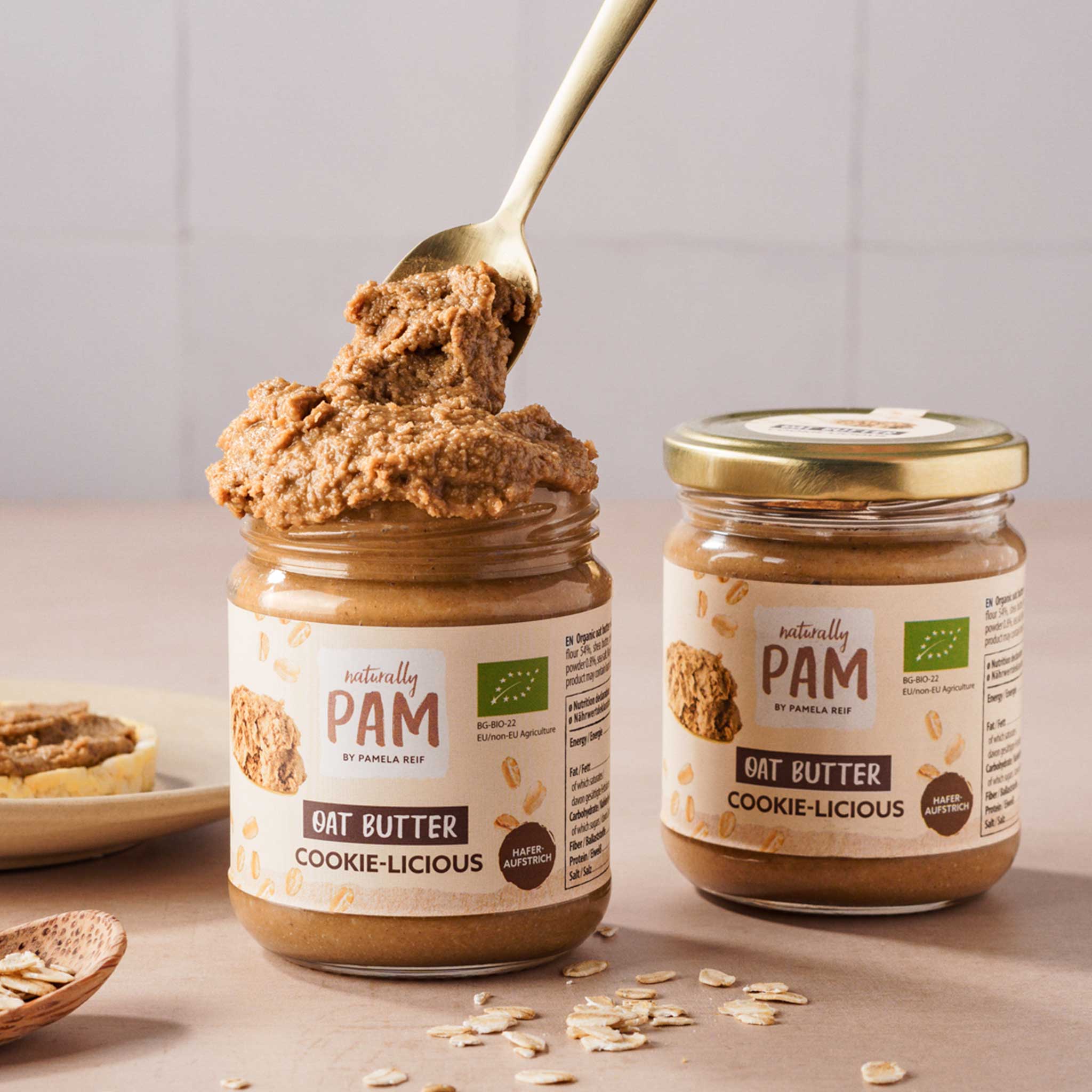 Natürlich Pam Oat Butter Cookie-licious Kekse mit Hafer und Butter, frisch gebacken und goldbraun, auf einem weißen Teller.