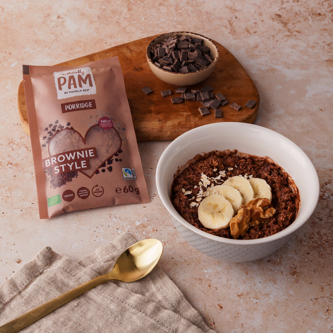 Natürlich Pam Porridge Brownie Style, Nahaufnahme eines braunen Porridge-Brownies auf einem Teller, cremig und lecker.