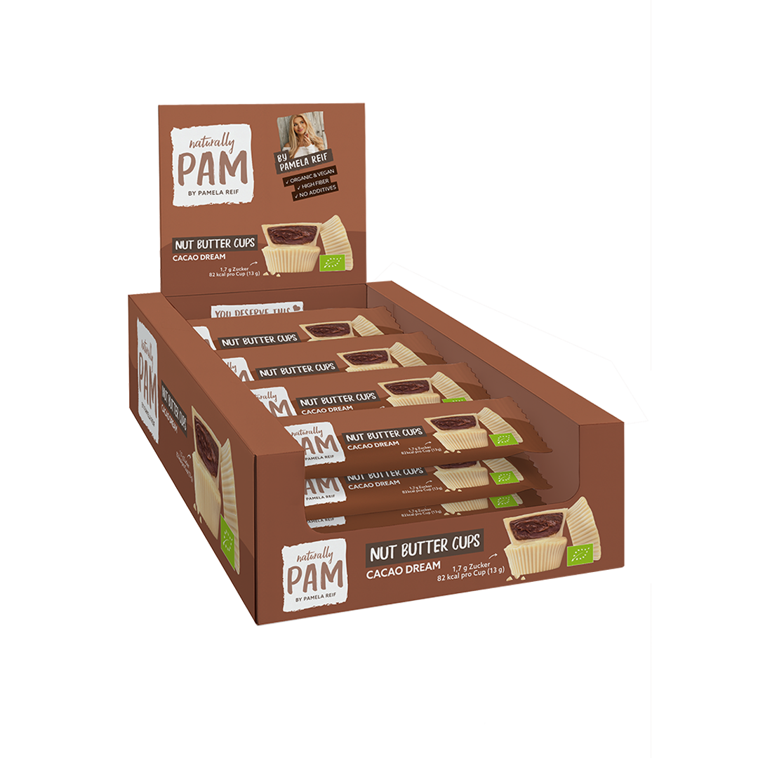 Natürlich Pam Cacao Dream Nut Butter Cups auf einer rechteckigen Schale, zeigen die cremigen Schokoladen- und Nussfüllungen.