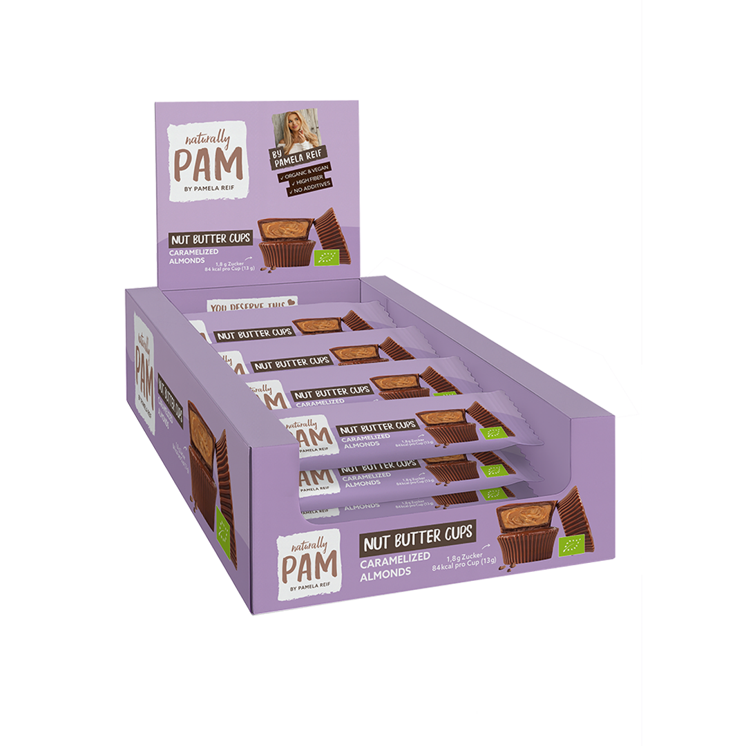 Natürlich Pam Nut Butter Cups mit karamellisierten Mandeln, Nahaufnahme der Tray mit gerösteten Mandeln und Nussbutter.