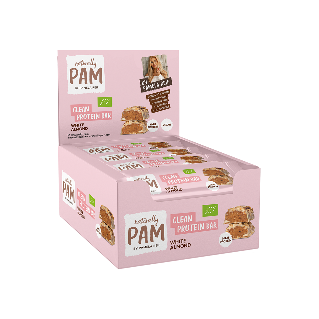 Natürlich Pam Clean Protein Riegel mit weißen Mandeln, auf einem weißen Teller präsentiert, nährstoffreiche Snack-Option.