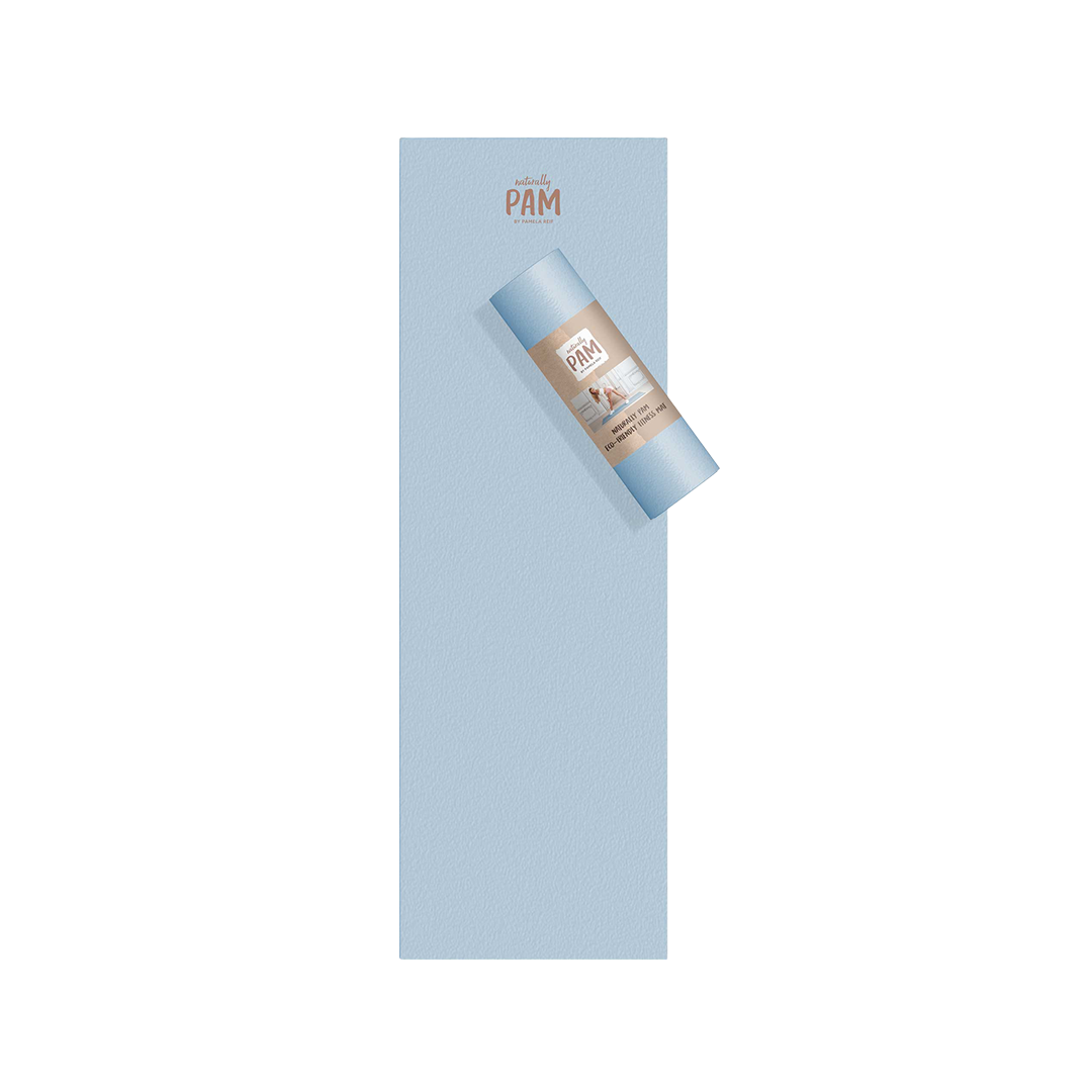 Blaue Fitnessmatte von Naturally Pam, rutschfest und gepolstert, ideal für Yoga und Fitnessübungen.
