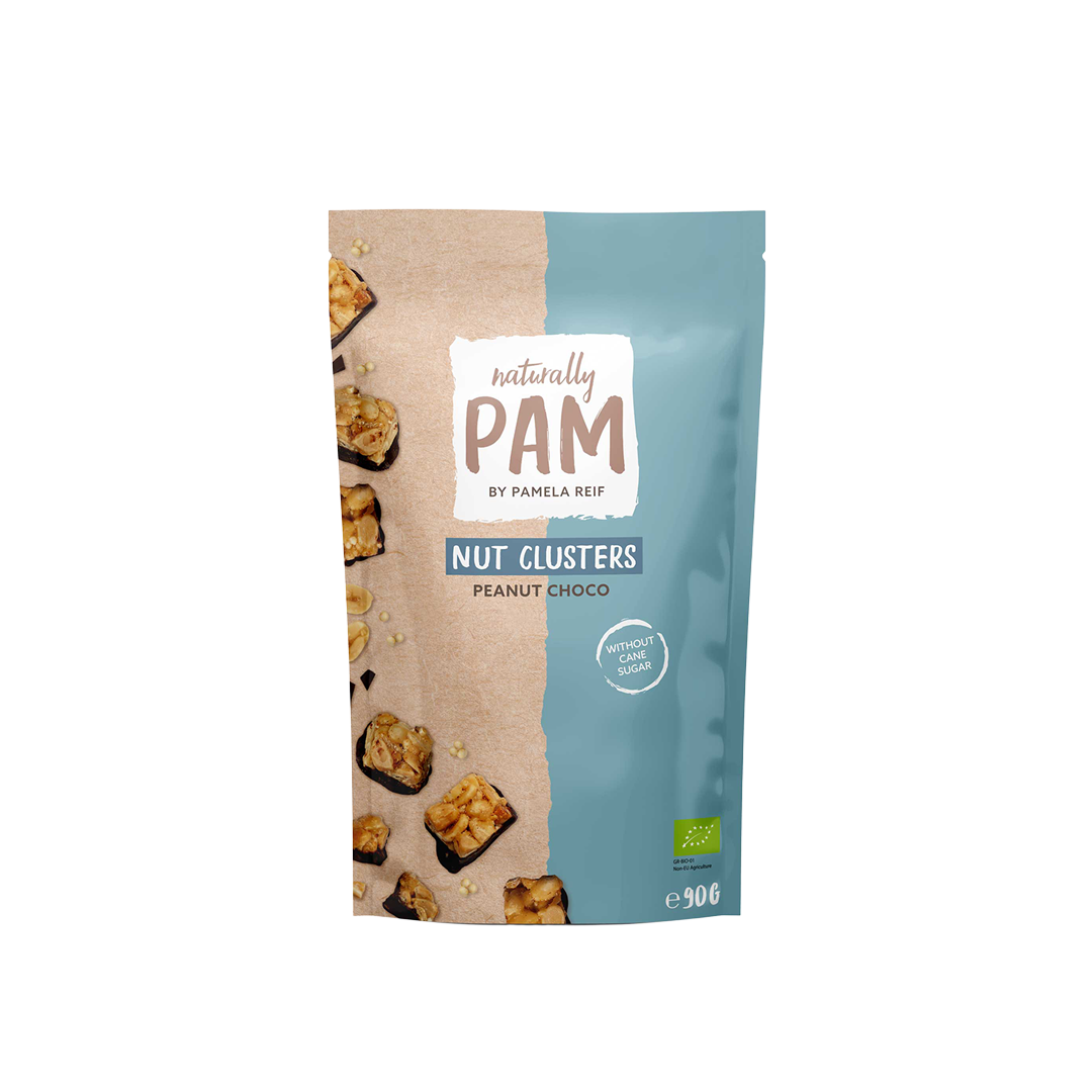 Natürlich Pam Peanut Choco Nuss Clusters, schokolierte Erdnüsse in knusprigen Nuss Clusters auf einem weißen Hintergrund.