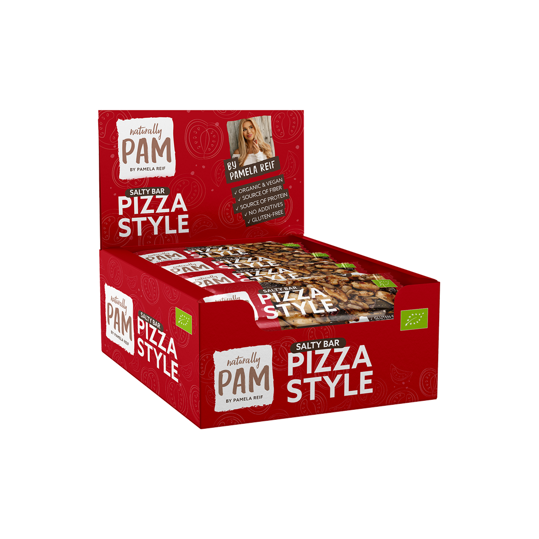 Salzige Pizza-Style Salatbar von Naturally Pam, auf einem rechteckigen Teller serviert, mit Käse, Tomaten und Salat.