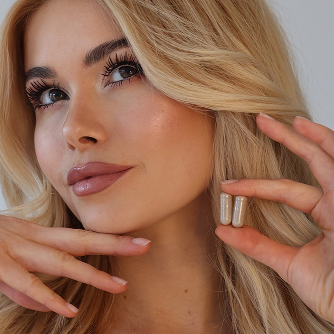 Natürliches Nahrungsergänzungsmittel von Naturally Pam, Beyond Beauty, in einer Dose mit mehreren Kapseln sichtbar.