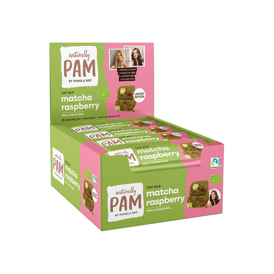 Natürlich Pam Haferriegel mit Matcha und Himbeere, zeigt den Riegel auf einer Schale, mit grünen Matcha-Stücken und roten Himbeeren