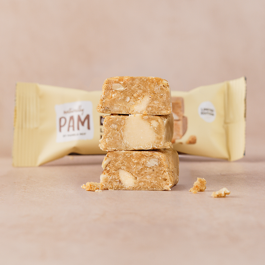Naturally Pam Haferflocken-Riegel Lemon Kiss mit Zitronengeschmack, Nahaufnahme des Snacks auf Verpackung